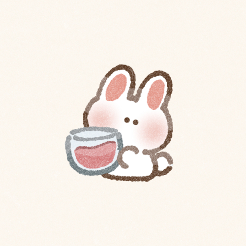 赤いドリンクを飲むウサギさんのフリーアイコン